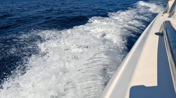 Güzel Kızıl Deniz Suyu 'nda yüzen sürat teknesi. Yüzeyde Jet Ski Akışı. Deniz Maceraları ve Seyahat Konsepti. Rahatlatıcı Okyanus Atmosferi.