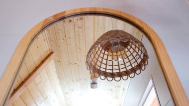 Otel İç Tasarımı. Modern yatak odası ve oturma odası fotoğrafçılığı. Lüks konaklama, konforlu konaklama konsepti. Şık bir otel odası, rahat bir yatak, oturma odası ve şık bir dekor. Misafirperverlik ve Seyahat Arkaplanı