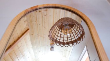 Otel İç Tasarımı. Modern yatak odası ve oturma odası fotoğrafçılığı. Lüks konaklama, konforlu konaklama konsepti. Şık bir otel odası, rahat bir yatak, oturma odası ve şık bir dekor. Misafirperverlik ve Seyahat Arkaplanı