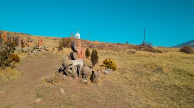 Ermeni Alfabesi Antik Anıtı, Kayalara İşlenmiş Taş Harfler, Kültür Mirası ve Ermenistan Tarihi Sembolü.