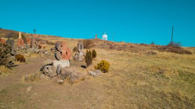 Ermeni Alfabesi Antik Anıtı, Kayalara İşlenmiş Taş Harfler, Kültür Mirası ve Ermenistan Tarihi Sembolü.