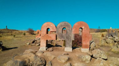 Ermeni Alfabesi Antik Anıtı, Kayalara İşlenmiş Taş Harfler, Kültür Mirası ve Ermenistan Tarihi Sembolü.