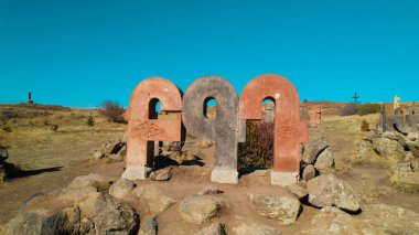 Ermeni Alfabesi Antik Anıtı, Kayalara İşlenmiş Taş Harfler, Kültür Mirası ve Ermenistan Tarihi Sembolü.