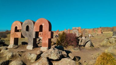 Ermeni Alfabesi Antik Anıtı, Kayalara İşlenmiş Taş Harfler, Kültür Mirası ve Ermenistan Tarihi Sembolü.