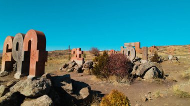 Ermeni Alfabesi Antik Anıtı, Kayalara İşlenmiş Taş Harfler, Kültür Mirası ve Ermenistan Tarihi Sembolü.