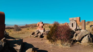 Ermeni Alfabesi Antik Anıtı, Kayalara İşlenmiş Taş Harfler, Kültür Mirası ve Ermenistan Tarihi Sembolü.