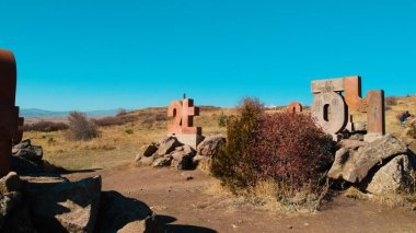 Ermeni Alfabesi Antik Anıtı, Kayalara İşlenmiş Taş Harfler, Kültür Mirası ve Ermenistan Tarihi Sembolü.