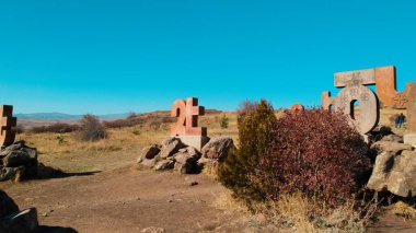 Ermeni Alfabesi Antik Anıtı, Kayalara İşlenmiş Taş Harfler, Kültür Mirası ve Ermenistan Tarihi Sembolü.