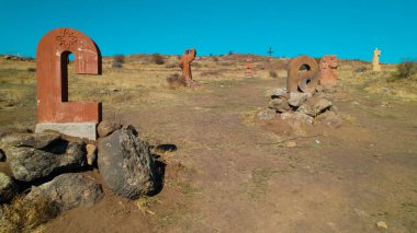 Ermeni Alfabesi Antik Anıtı, Kayalara İşlenmiş Taş Harfler, Kültür Mirası ve Ermenistan Tarihi Sembolü.
