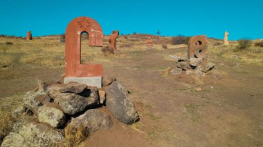 Ermeni Alfabesi Antik Anıtı, Kayalara İşlenmiş Taş Harfler, Kültür Mirası ve Ermenistan Tarihi Sembolü.