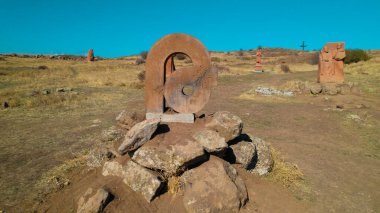 Ermeni Alfabesi Antik Anıtı, Kayalara İşlenmiş Taş Harfler, Kültür Mirası ve Ermenistan Tarihi Sembolü.