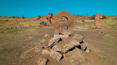 Ermeni Alfabesi Antik Anıtı, Kayalara İşlenmiş Taş Harfler, Kültür Mirası ve Ermenistan Tarihi Sembolü.