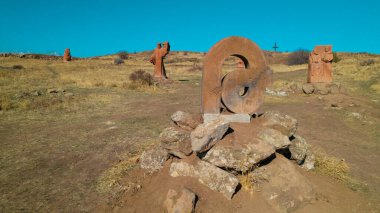 Ermeni Alfabesi Antik Anıtı, Kayalara İşlenmiş Taş Harfler, Kültür Mirası ve Ermenistan Tarihi Sembolü.