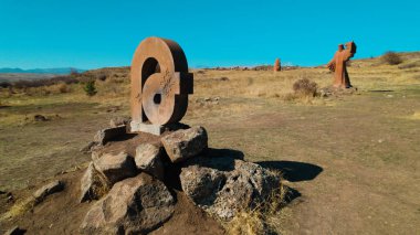 Ermeni Alfabesi Antik Anıtı, Kayalara İşlenmiş Taş Harfler, Kültür Mirası ve Ermenistan Tarihi Sembolü.