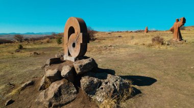 Ermeni Alfabesi Antik Anıtı, Kayalara İşlenmiş Taş Harfler, Kültür Mirası ve Ermenistan Tarihi Sembolü.