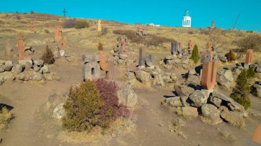 Ermeni Alfabesi Antik Anıtı, Kayalara İşlenmiş Taş Harfler, Kültür Mirası ve Ermenistan Tarihi Sembolü.
