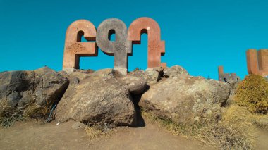 Ermeni Alfabesi Antik Anıtı, Kayalara İşlenmiş Taş Harfler, Kültür Mirası ve Ermenistan Tarihi Sembolü.