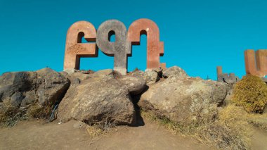 Ermeni Alfabesi Antik Anıtı, Kayalara İşlenmiş Taş Harfler, Kültür Mirası ve Ermenistan Tarihi Sembolü.