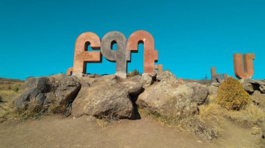 Ermeni Alfabesi Antik Anıtı, Kayalara İşlenmiş Taş Harfler, Kültür Mirası ve Ermenistan Tarihi Sembolü.