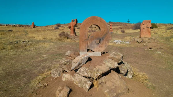 Ermeni Alfabesi Antik Anıtı, Kayalara İşlenmiş Taş Harfler, Kültür Mirası ve Ermenistan Tarihi Sembolü.