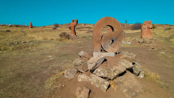 Ermeni Alfabesi Antik Anıtı, Kayalara İşlenmiş Taş Harfler, Kültür Mirası ve Ermenistan Tarihi Sembolü.