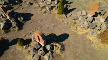 Ermeni Alfabesi Antik Anıtı, Kayalara İşlenmiş Taş Harfler, Kültür Mirası ve Ermenistan Tarihi Sembolü.