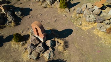 Ermeni Alfabesi Antik Anıtı, Kayalara İşlenmiş Taş Harfler, Kültür Mirası ve Ermenistan Tarihi Sembolü.