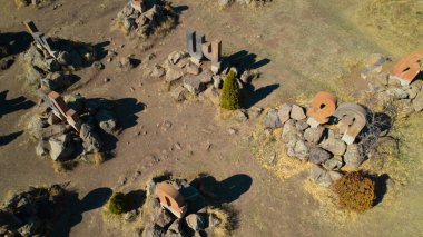 Ermeni Alfabesi Antik Anıtı, Kayalara İşlenmiş Taş Harfler, Kültür Mirası ve Ermenistan Tarihi Sembolü.