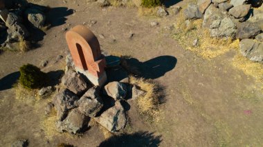 Ermeni Alfabesi Antik Anıtı, Kayalara İşlenmiş Taş Harfler, Kültür Mirası ve Ermenistan Tarihi Sembolü.