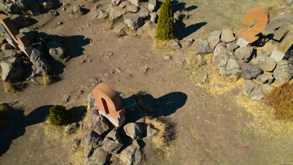 Ermeni Alfabesi Antik Anıtı, Kayalara İşlenmiş Taş Harfler, Kültür Mirası ve Ermenistan Tarihi Sembolü.