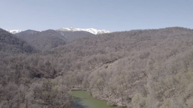 Dağ manzaralı küçük yeşil göl insansız hava manzarası, tepeler ve vahşi doğa ile çevrili temiz su, seyahat, coğrafya, çevre ve uzak doğa konsepti için doğal manzara