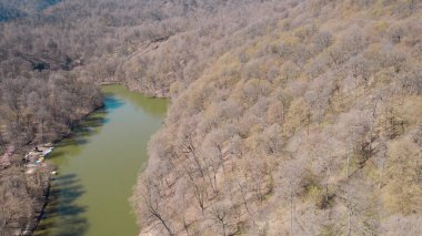 Dağ manzaralı küçük yeşil göl insansız hava manzarası, tepeler ve vahşi doğa ile çevrili temiz su, seyahat, coğrafya, çevre ve uzak doğa konsepti için doğal manzara