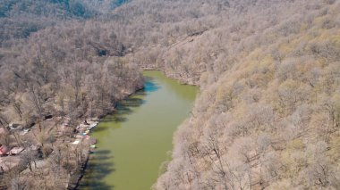Dağ manzaralı küçük yeşil göl insansız hava manzarası, tepeler ve vahşi doğa ile çevrili temiz su, seyahat, coğrafya, çevre ve uzak doğa konsepti için doğal manzara