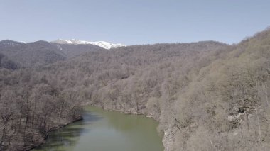 Dağ manzaralı küçük yeşil göl insansız hava manzarası, tepeler ve vahşi doğa ile çevrili temiz su, seyahat, coğrafya, çevre ve uzak doğa konsepti için doğal manzara