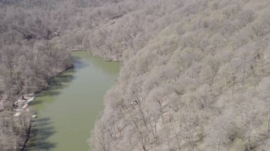 Dağ manzaralı küçük yeşil göl insansız hava manzarası, tepeler ve vahşi doğa ile çevrili temiz su, seyahat, coğrafya, çevre ve uzak doğa konsepti için doğal manzara