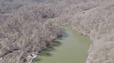 Dağ manzaralı küçük yeşil göl insansız hava manzarası, tepeler ve vahşi doğa ile çevrili temiz su, seyahat, coğrafya, çevre ve uzak doğa konsepti için doğal manzara