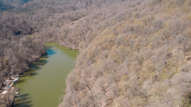 Dağ manzaralı küçük yeşil göl insansız hava manzarası, tepeler ve vahşi doğa ile çevrili temiz su, seyahat, coğrafya, çevre ve uzak doğa konsepti için doğal manzara
