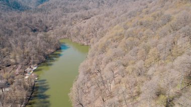 Dağ manzaralı küçük yeşil göl insansız hava manzarası, tepeler ve vahşi doğa ile çevrili temiz su, seyahat, coğrafya, çevre ve uzak doğa konsepti için doğal manzara