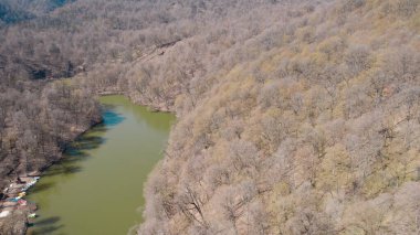 Dağ manzaralı küçük yeşil göl insansız hava manzarası, tepeler ve vahşi doğa ile çevrili temiz su, seyahat, coğrafya, çevre ve uzak doğa konsepti için doğal manzara
