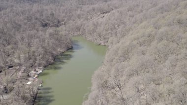 Dağ manzaralı küçük yeşil göl insansız hava manzarası, tepeler ve vahşi doğa ile çevrili temiz su, seyahat, coğrafya, çevre ve uzak doğa konsepti için doğal manzara