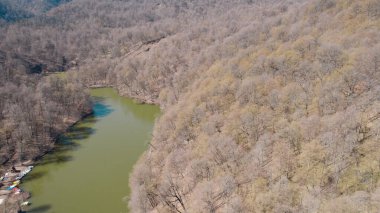 Dağ manzaralı küçük yeşil göl insansız hava manzarası, tepeler ve vahşi doğa ile çevrili temiz su, seyahat, coğrafya, çevre ve uzak doğa konsepti için doğal manzara
