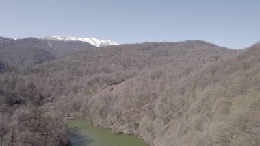 Dağ manzaralı küçük yeşil göl insansız hava manzarası, tepeler ve vahşi doğa ile çevrili temiz su, seyahat, coğrafya, çevre ve uzak doğa konsepti için doğal manzara
