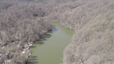 Dağ manzaralı küçük yeşil göl insansız hava manzarası, tepeler ve vahşi doğa ile çevrili temiz su, seyahat, coğrafya, çevre ve uzak doğa konsepti için doğal manzara