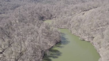 Dağ manzaralı küçük yeşil göl insansız hava manzarası, tepeler ve vahşi doğa ile çevrili temiz su, seyahat, coğrafya, çevre ve uzak doğa konsepti için doğal manzara