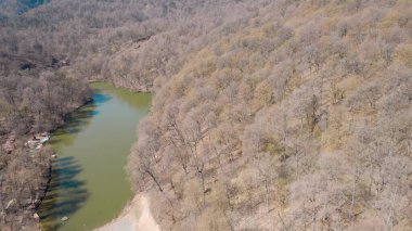 Dağ manzaralı küçük yeşil göl insansız hava manzarası, tepeler ve vahşi doğa ile çevrili temiz su, seyahat, coğrafya, çevre ve uzak doğa konsepti için doğal manzara