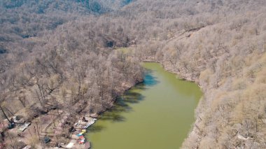 Dağ manzaralı küçük yeşil göl insansız hava manzarası, tepeler ve vahşi doğa ile çevrili temiz su, seyahat, coğrafya, çevre ve uzak doğa konsepti için doğal manzara