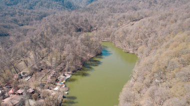 Dağ manzaralı küçük yeşil göl insansız hava manzarası, tepeler ve vahşi doğa ile çevrili temiz su, seyahat, coğrafya, çevre ve uzak doğa konsepti için doğal manzara