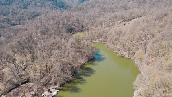 Dağ manzaralı küçük yeşil göl insansız hava manzarası, tepeler ve vahşi doğa ile çevrili temiz su, seyahat, coğrafya, çevre ve uzak doğa konsepti için doğal manzara
