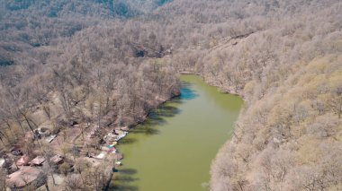 Dağ manzaralı küçük yeşil göl insansız hava manzarası, tepeler ve vahşi doğa ile çevrili temiz su, seyahat, coğrafya, çevre ve uzak doğa konsepti için doğal manzara