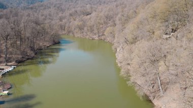 Dağ manzaralı küçük yeşil göl insansız hava manzarası, tepeler ve vahşi doğa ile çevrili temiz su, seyahat, coğrafya, çevre ve uzak doğa konsepti için doğal manzara